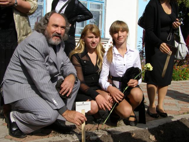 Літературне паломництво у Піски ( Франчук з юними екскурсоводами з шкільного музею-галереї.JPG)